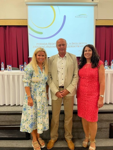 Na fotce zleva: Mgr. Bc. Jana Dubcová, ředitelka CNPK, Mgr. Rudolf Salvetr, náměstek hejtmanky pro oblast školství a sportu, JUDr. Jaroslava Havlíčková MBA, vedoucí odboru školství, mládeže a sportu